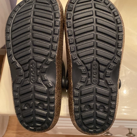 NWOT GOLD SHIMMER CROCS FUZZY CLOGS…✨✨✨✨ - Picture 2 of 3